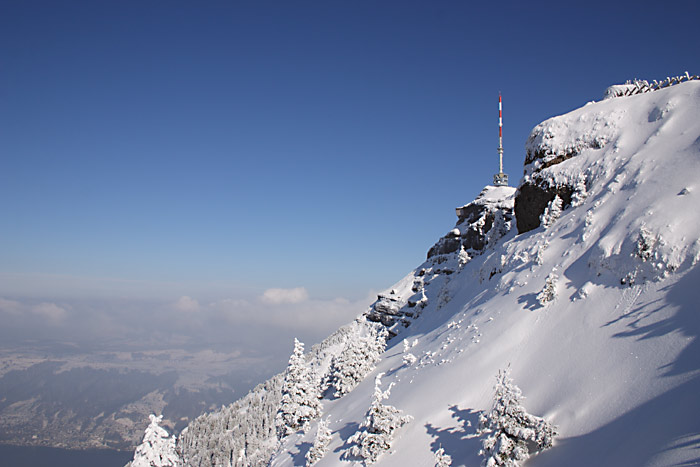 Der Rigi Sendeturm am Vierwaldstätter See im Winter