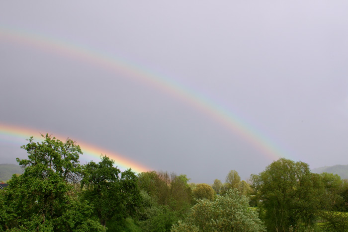 Regenbogen mit Nebenregenbogen