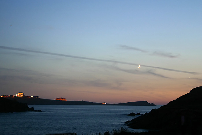 Mond, Venus und Jupiter über Newquay Beach, Cornwall
