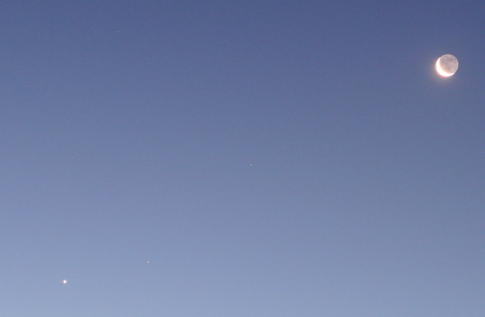 Planetenparade von Jupiter, Venus und Mars mit Mond