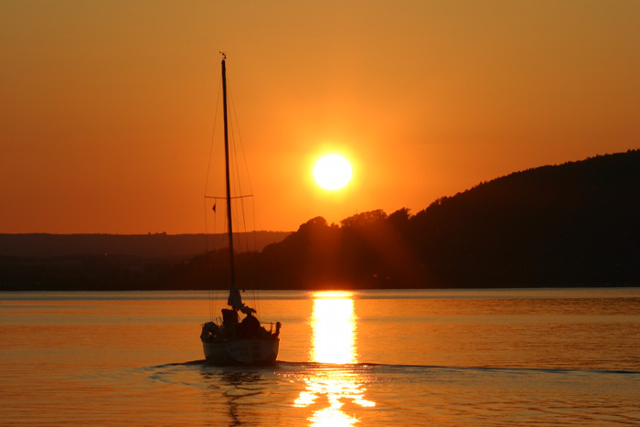 Segelschiff beim Sonnenuntergang auf dem Überlinger See bei Sipplingen